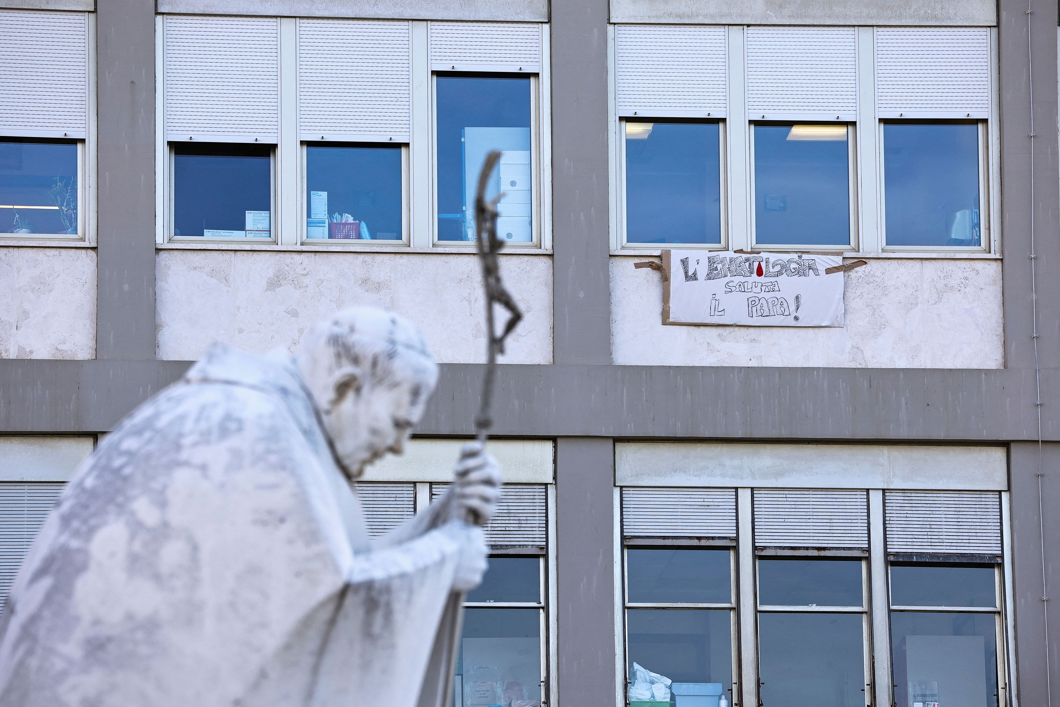 Ποιος διοικεί την Καθολική Εκκλησία όταν ο Πάπας δεν μπορεί;