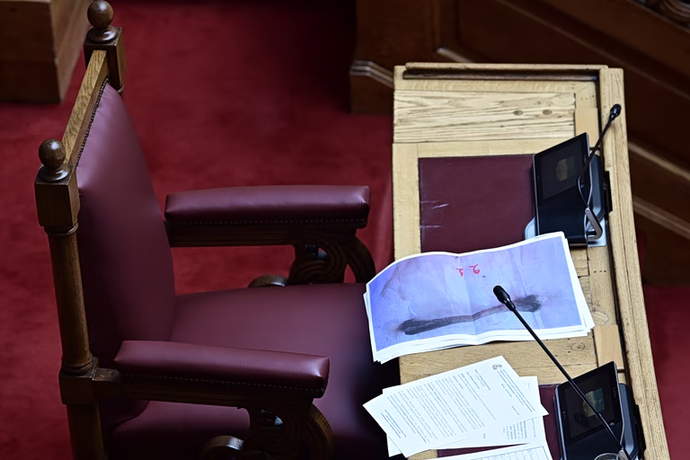 Νέα ένταση στη Βουλή για τις φωτογραφίες Βελόπουλου με «οστά θυμάτων» των Τεμπών – «Είναι από ζώα» λένε συγγενείς