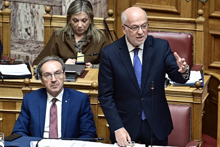 Αγρια κόντρα Φλωρίδη – Βελόπουλου στη Βουλή για τα Τέμπη