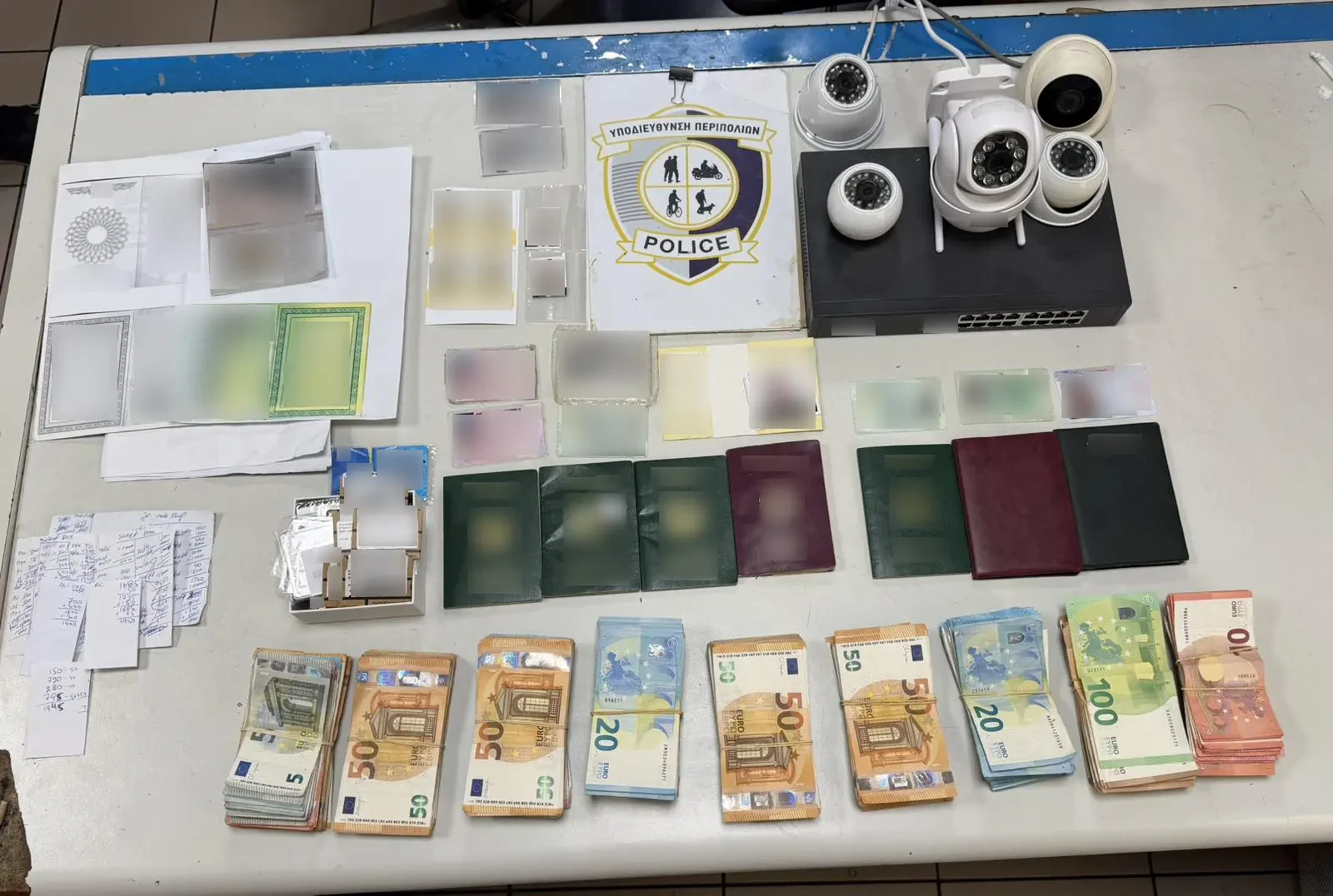 Διακινούσαν πλαστά ταξιδιωτικά έγγραφα στην Ομόνοια - Το κατάστημα «βιτρίνα» με τα κινητά τηλέφωνα
