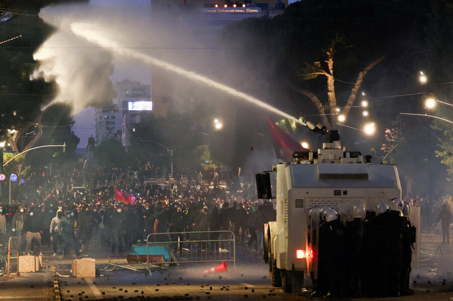 Εικόνα που δείχνει πίδακα νερού να εκτοξεύεται από όχημα της αστυνομίας κατά των διαδηλωτών στα Τίρανα της Αλβανίας