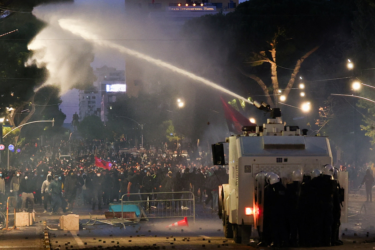 Εικόνα που δείχνει πίδακα νερού να εκτοξεύεται από όχημα της αστυνομίας κατά των διαδηλωτών στα Τίρανα της Αλβανίας