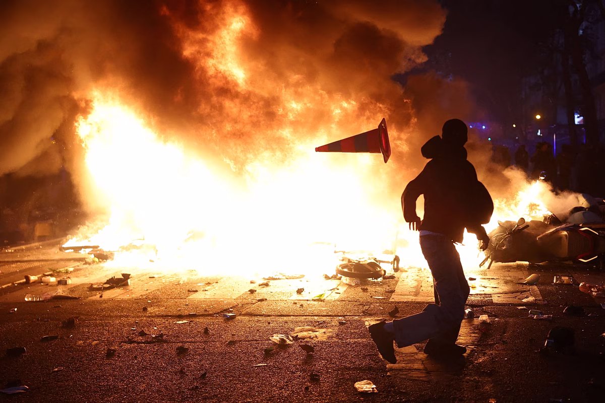 Πως οι διαδηλώσεις στη Γαλλία ξεκίνησαν από την θέρμανση στα σχολεία καταλήγοντας στις πολιτικές λιτότητας