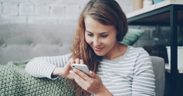 Bloomscrolling: Η νέα συνήθεια στα social media που μπορεί να βελτιώσει τη διάθεσή μας