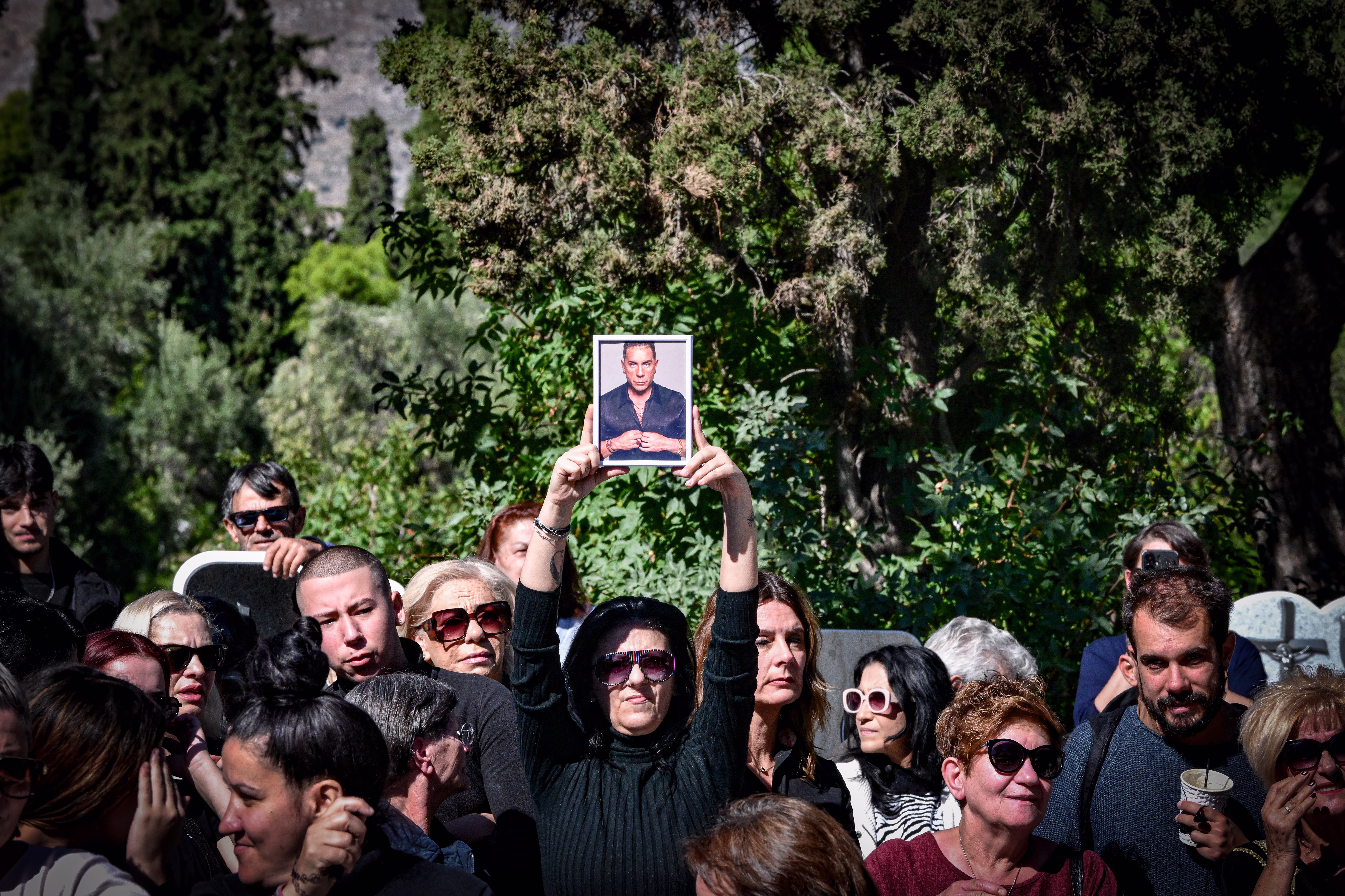 «Γιώργο μου, παιδί μου…» - Συντετριμμένη η οικογένεια Μαζωνάκη στο 40ημερο μνημόσυνο του τραγουδιστή