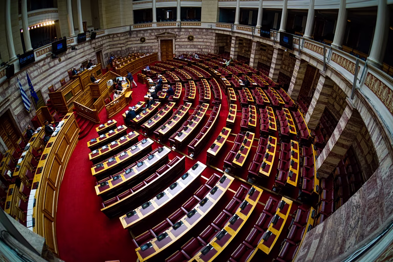 «Το μόνο σταθερό στη ΝΔ είναι η ικανότητά της να γεννά νέα σκάνδαλα» – Σφοδρά αντιπολιτευτικά πυρά στην κυβέρνηση