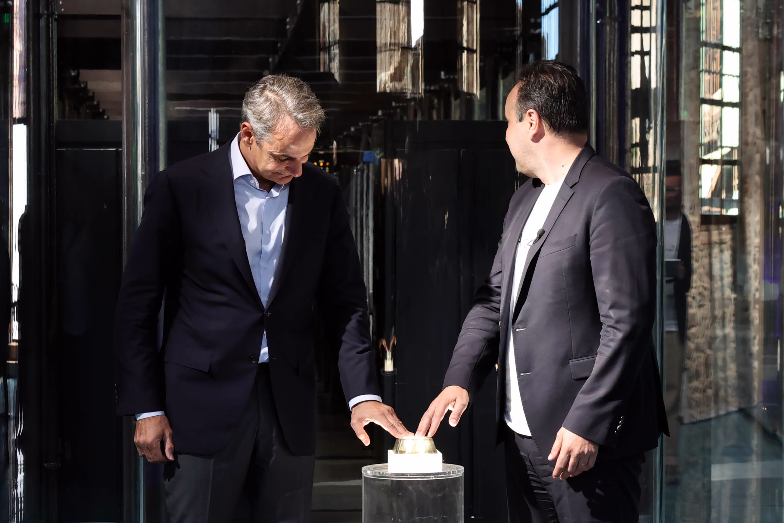 Ο πρωθυπουργός Κυριάκος Μητσοτάκης και ο υπουργός Ψηφιακής Διακυβέρνησης πάτησαν το κουμπί για την ενεργοποίηση του υπερυπολογιστή (InTime