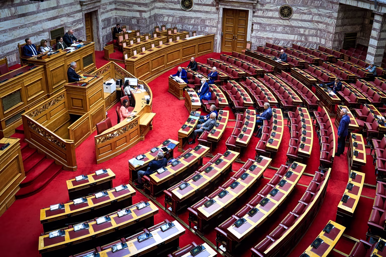 Προϋπολογισμός 2027: Έντονη αντιπαράθεση στη Βουλή για τη λήψη μέτρων στήριξης των πολιτών