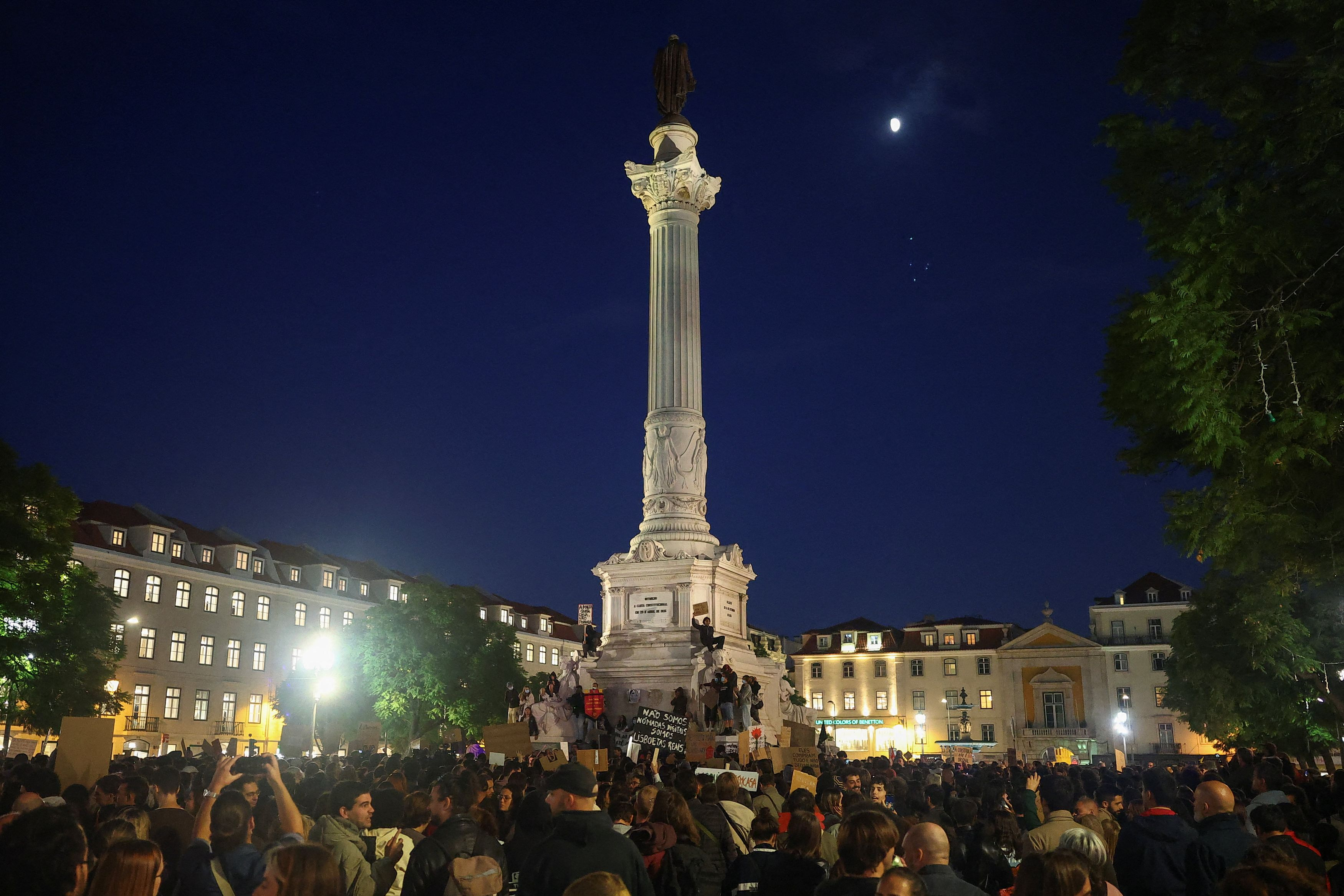 Διαμαρτυρίες για το στεγαστικό στην Πορτογαλία: Διαδηλωτές πέρασαν τη νύχτα σε κεντρική πλατεία της Λισαβόνας