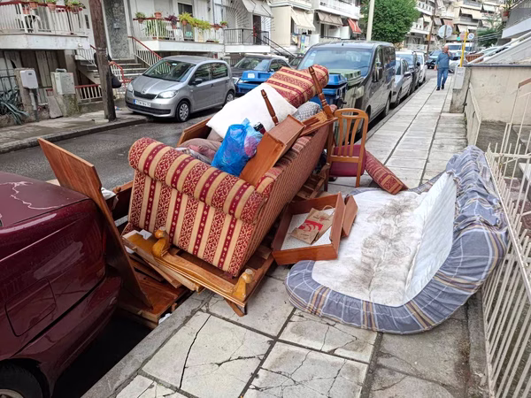 Θεσσαλονίκη: Πρόστιμο 3.000 ευρώ σε πολίτη που πέταξε έπιπλα και στρώματα στον δρόμο