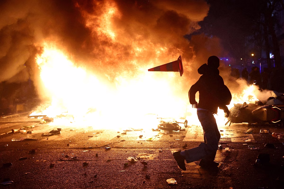 Οι ταραχές της Γαλλίας ως όπλο της Ακροδεξιάς