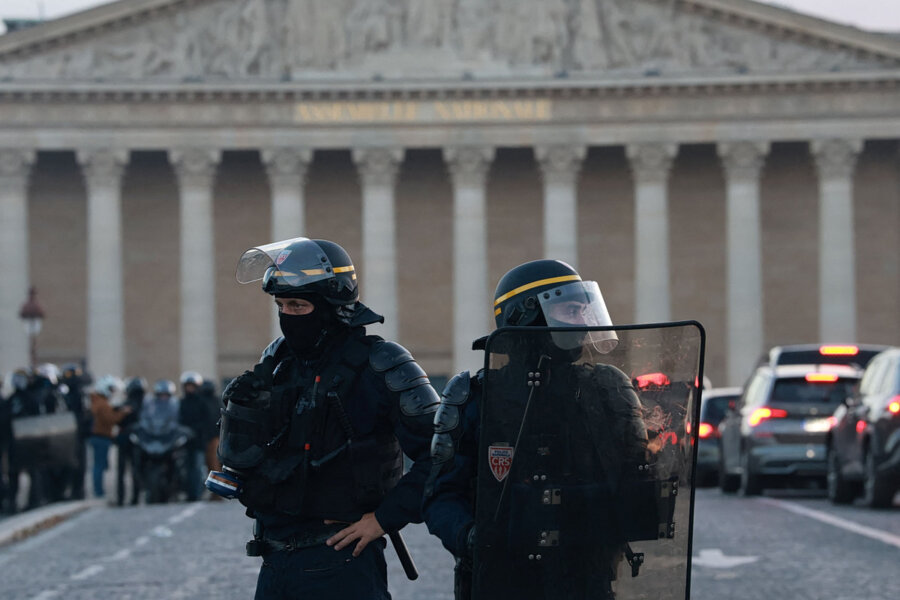 εικόνα που δείχνει άνδρες των ειδικών δυνάμεων έξω από το κτίριο της Εθνοσυνέλευσης, κατά τη διάρκεια συγκρούσεων με διαδηλωτές το περασμένο Σάββατο