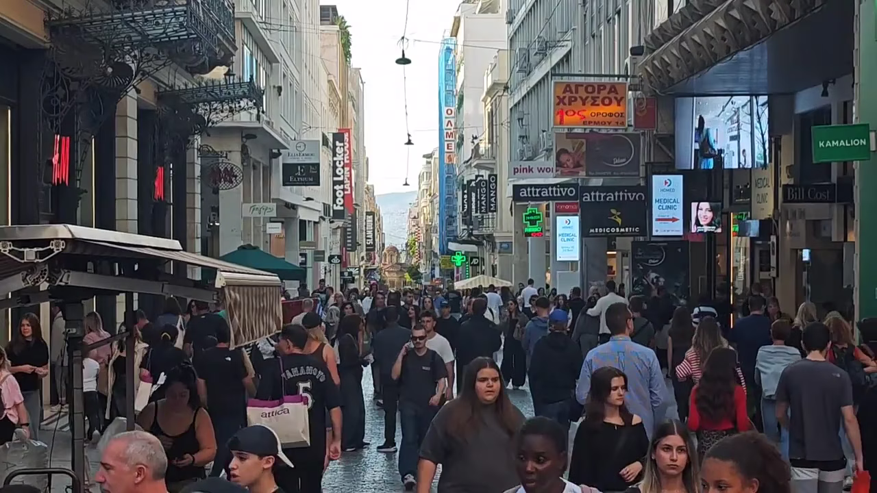 Καιρός: Μίνι «άνοιξη» στην Αθήνα, κοσμοσυρροή στην Ερμού - Ραγδαία αλλαγή την Κυριακή