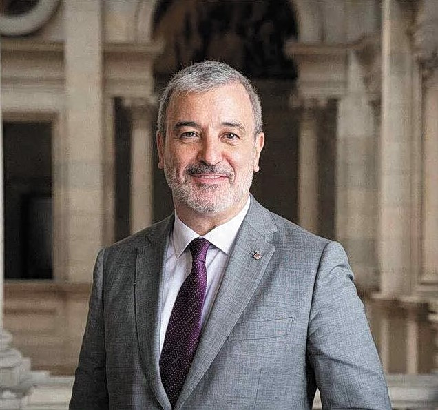 φωτογραφία στην οποία απεικονίζεται ο δήμαρχος της Βαρκελώνης, Ζάουμε Κολμπόνι
