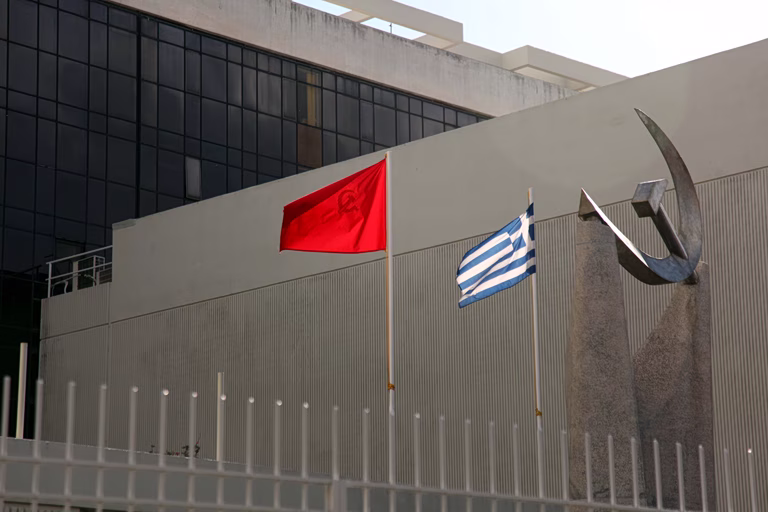 KKE για Μητσοτάκη: Τα «μεγάλα ψάρια» της διαφθοράς περνούν και μέσα από τις νόμιμες τρύπες που έχει ανοίξει η κυβέρνηση