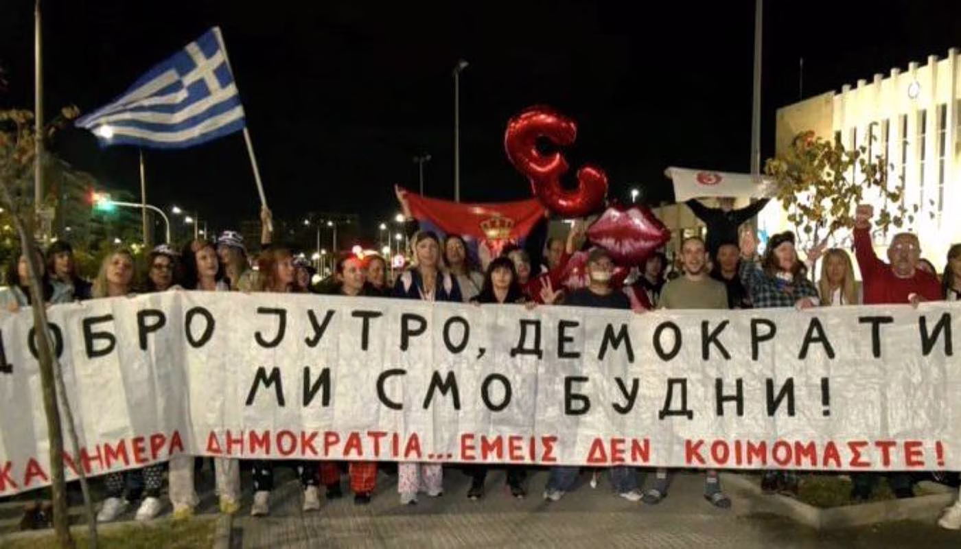 Πιτζάμες, πανό και τραγούδια – Σέρβοι της Θεσσαλονίκης διαμαρτύρονται γιατί έπρεπε να πάνε στην Αθήνα να ψηφίσουν