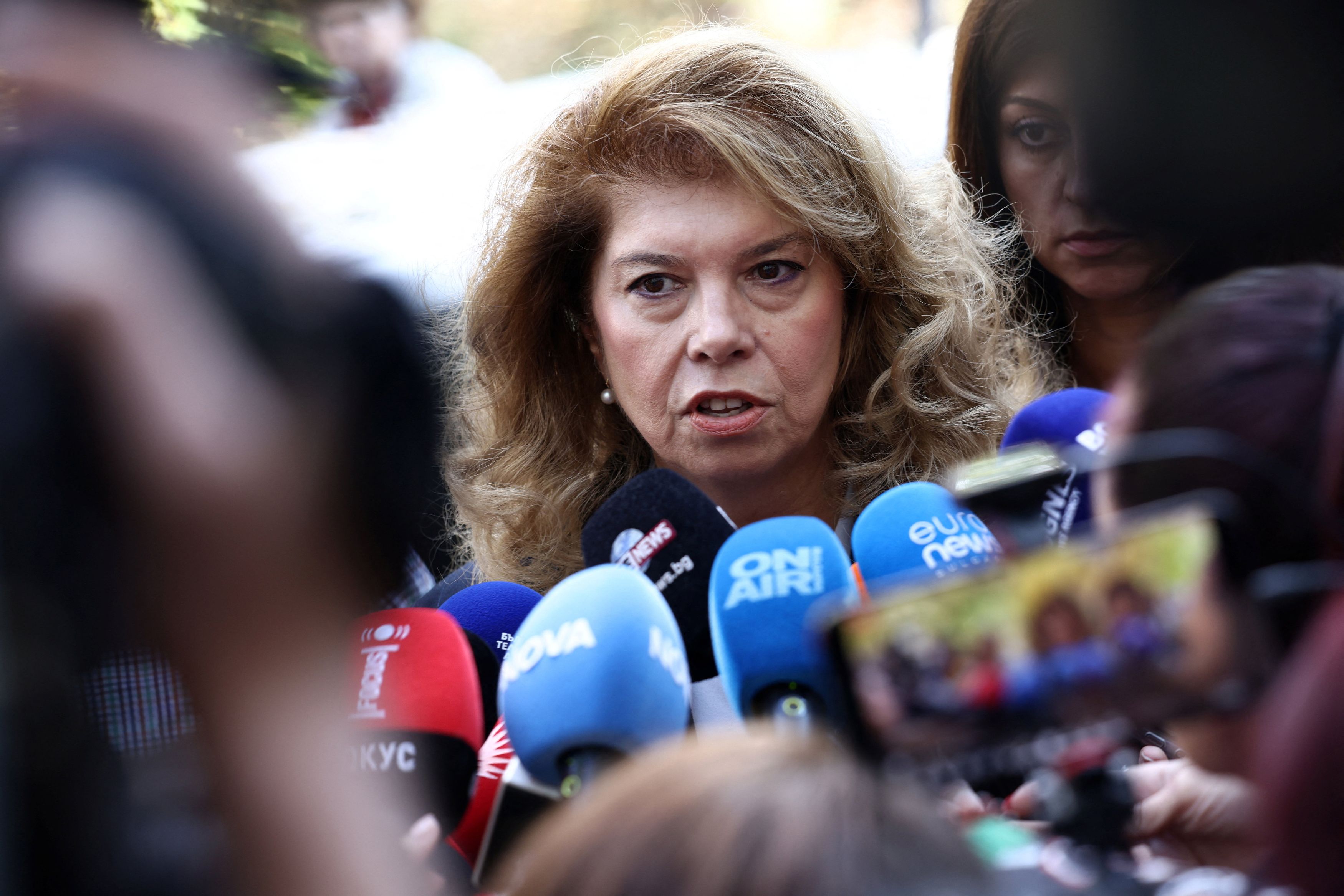 Βουλγαρία: Έκλεισαν οι κάλπες – Προηγείται η πρόεδρος Ιλιάνα Γιότοβα στον πρώτο γύρο σύμφωνα με το exit poll