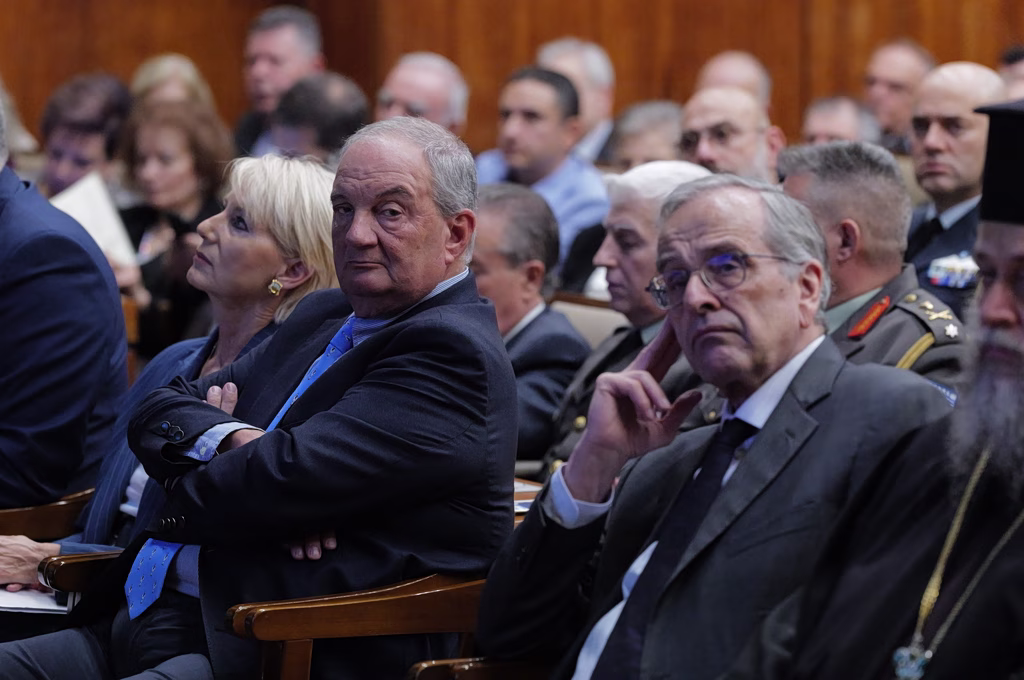 «Σε κίνηση» οι πρώην, διασκεδάζει τις εντυπώσεις το Μαξίμου – Γαλάζιοι ψίθυροι για καλώδιο και τουρκολιβυκό