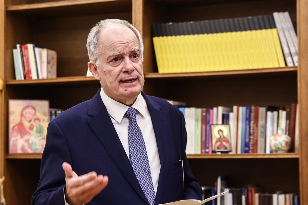 Τρεις τιμητικές ελληνοποιήσεις, με προοπτική επενδυτική