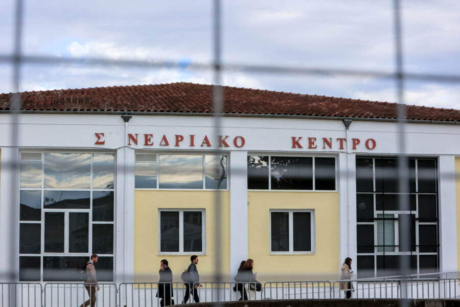 «Βοήθεια, καίγομαι»: Επιζώντες περιέγραψαν τις στιγμές μετά το δυστύχημα στα Τέμπη