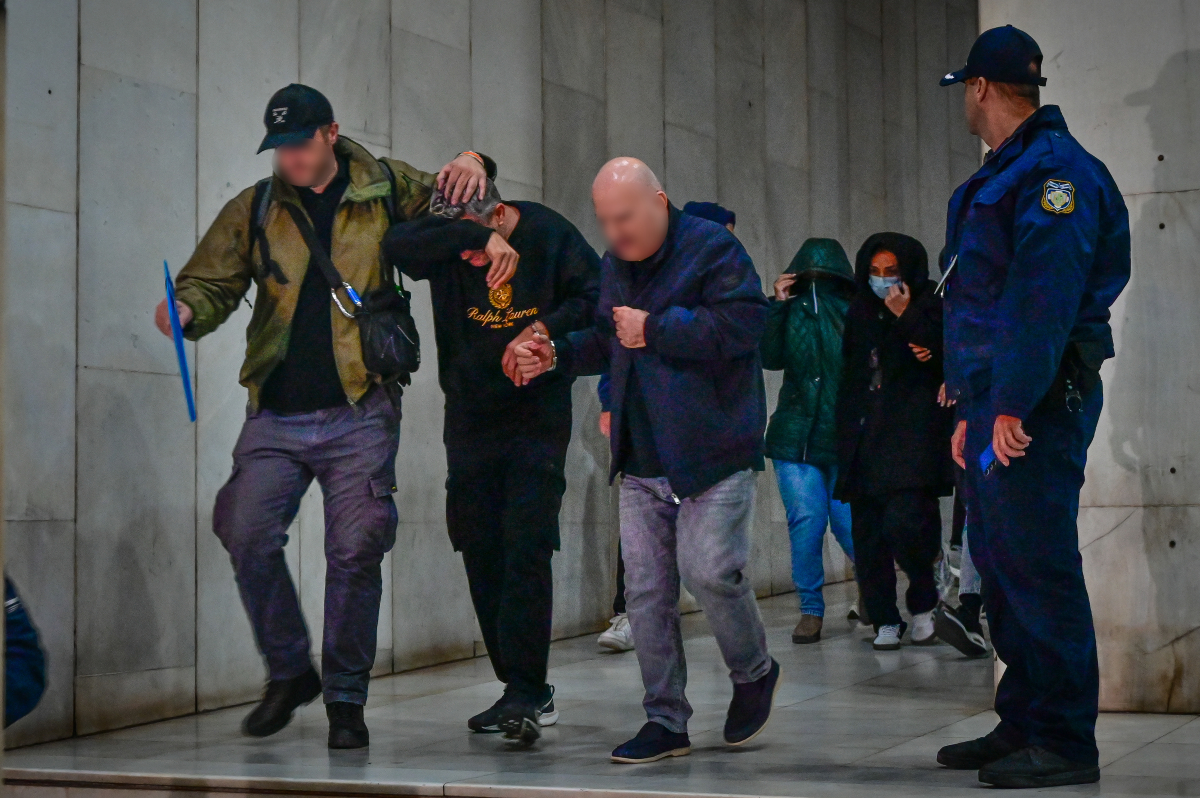 «Μίλησες με τον Μεγάλο;»: Αποκαλύψεις για τη δράση του κυκλώματος – Πώς ο «Mr. Χωριάτικο» κατέφερνε να ταξιδεύει στο εξωτερικό παρά την απαγόρευση