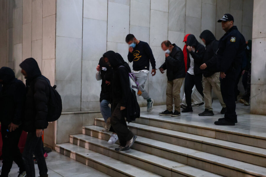 «Χωριάτικο»: Στους τέσσερις οι προφυλακισμένοι – Απολογείται ο φερόμενος ως αρχηγός, ζητά κατ’ οίκον περιορισμό με βραχιολάκι