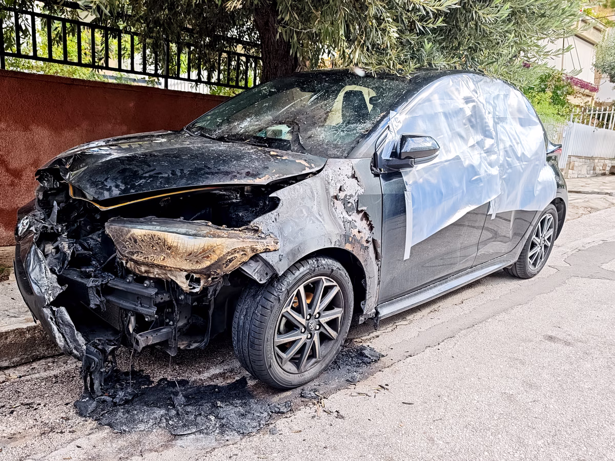 Εικόνα που δείχνει το καμμένο αυτοκίνητο της πρώην συντρόφου του 46χρονου, ο οποίος συνελήφθη για τις διαδοχικές εμπρηστικές επιθέσεις