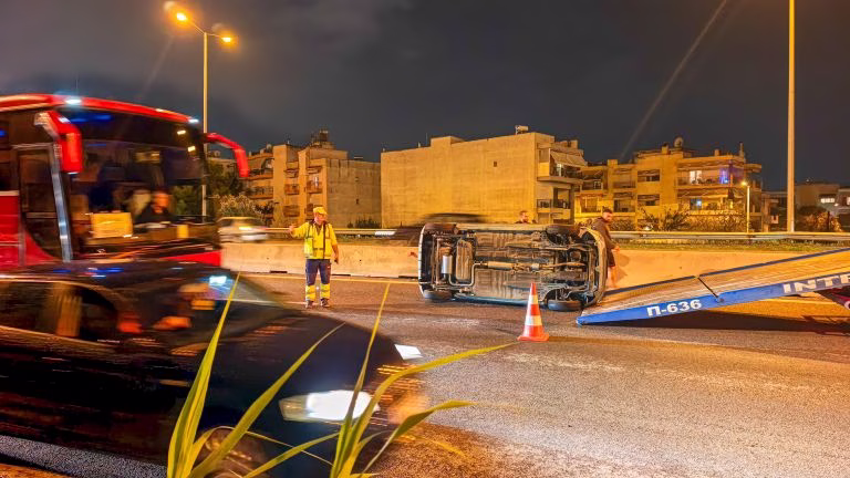 Θεσσαλονίκη: Τροχαίο με ανατροπή αυτοκινήτου στην Μουδανιών – Στο νοσοκομείο η οδηγός