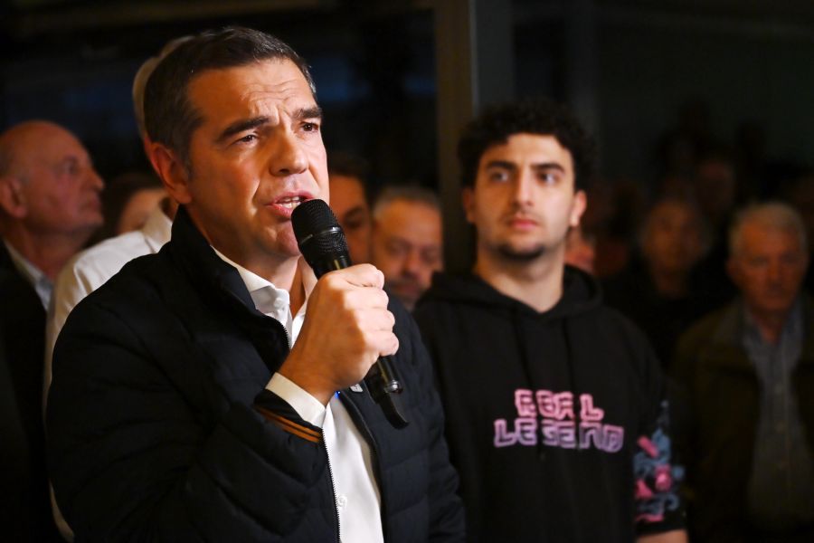 Τσίπρας: «Δεν θα γίνουμε δεκανίκι της Δεξιάς» – Αιχμές για τις «σκουριασμένες κομματικές ταμπέλες»