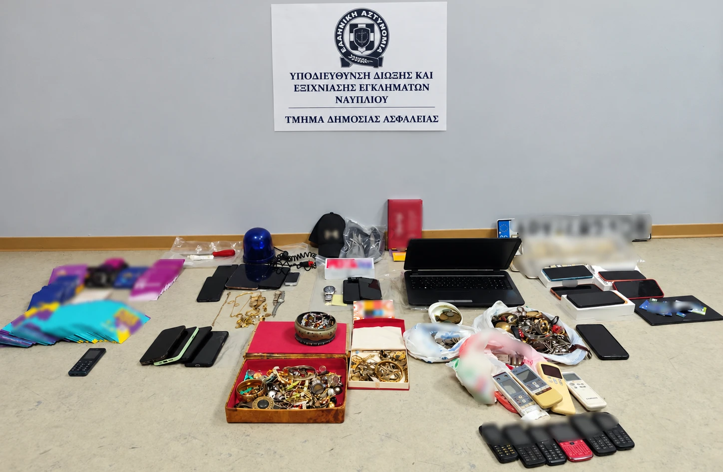 Τρεις σπείρες είχαν διαπράξει δεκάδες απάτες και κλοπές σε Αργολίδα, Μεσσηνία και Αττική - Δέκα συλλήψεις