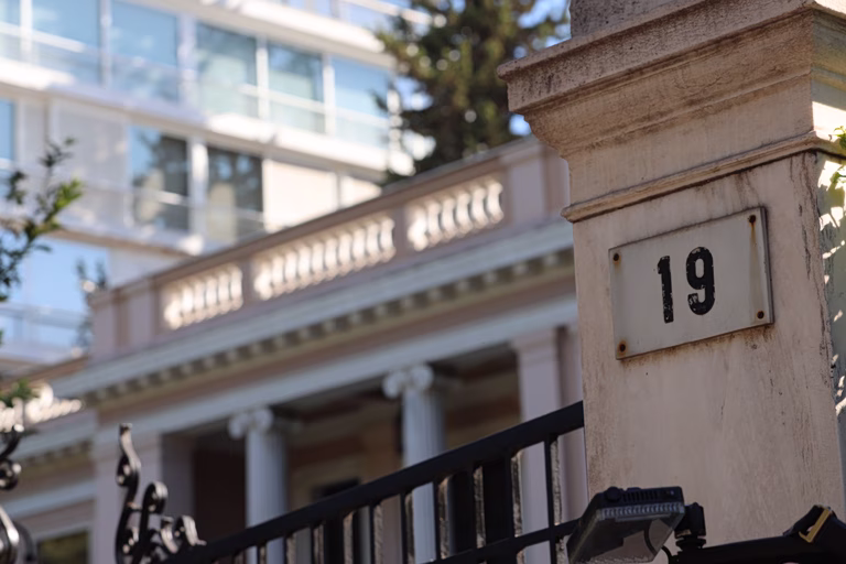 «Άτακτη οπισθοχώρηση της κυβέρνησης»: Αντιπολιτευτικά πυρά για το ιδιωτικό χρέος και τουρκολιβυκό μνημόνιο